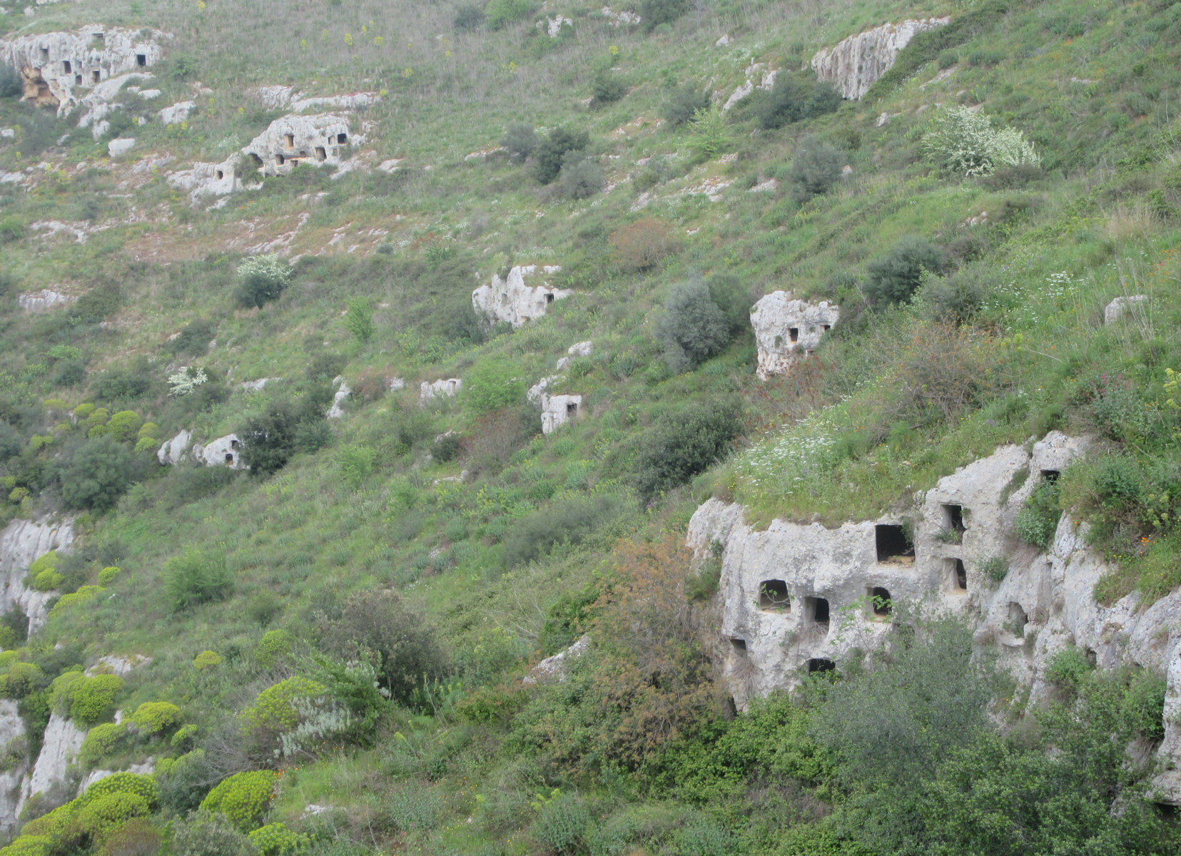 Wohn- bzw. Grabhöhlen in der Nekropole Pantalica