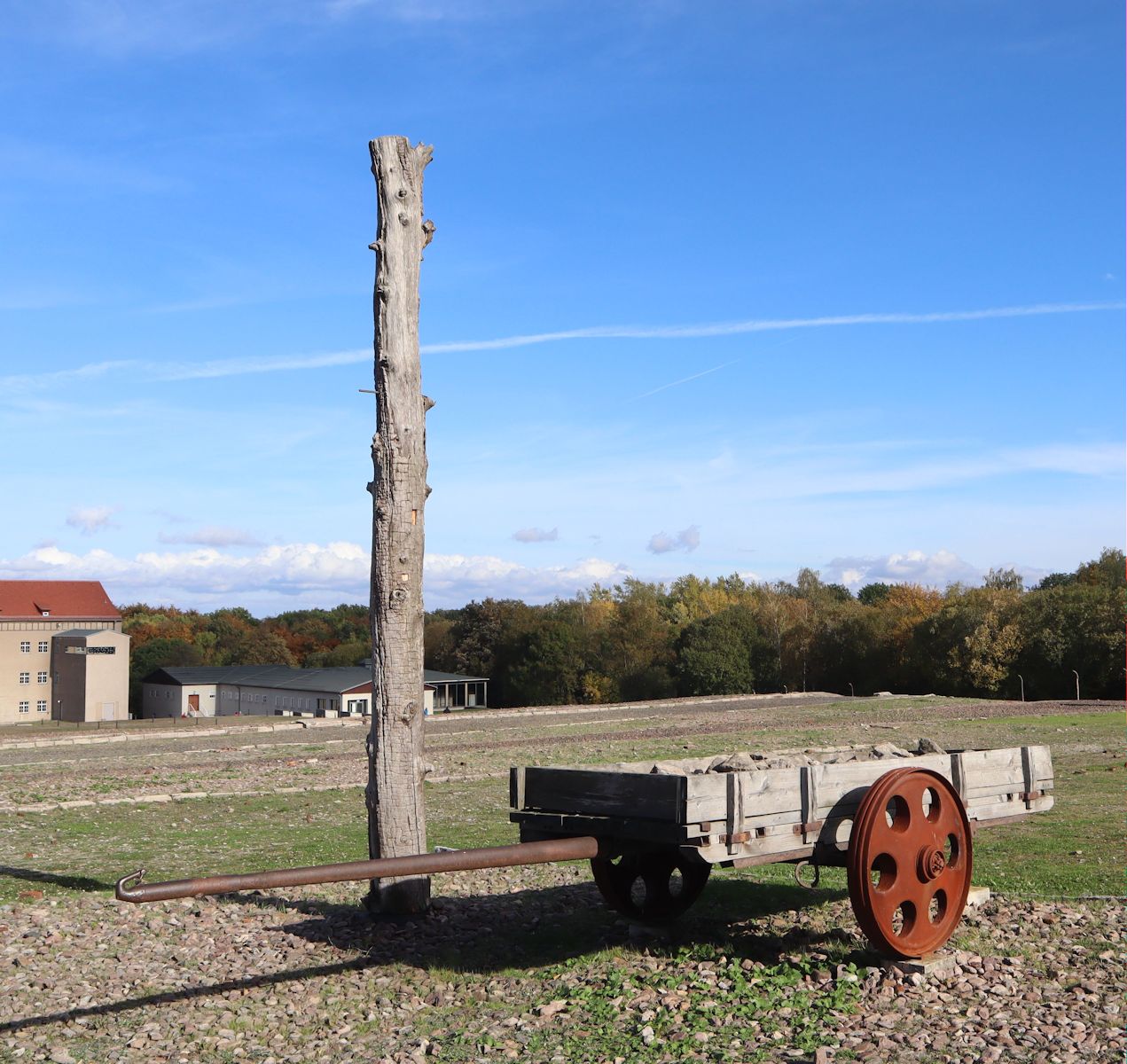 Karren, den die Gefangenen aus dem Steinbruch des Konzentrationslagers Buchenwald ziehen mussten