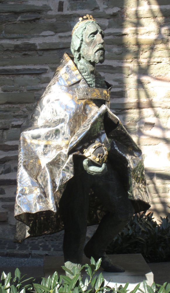 Imre Varga: Statue, gestiftet von ungarischen Pilgern anlässlich der Heiligtumsfahrt 1993, am Münsterplatz vor der Ungarnkapelle des Doms in Aachen