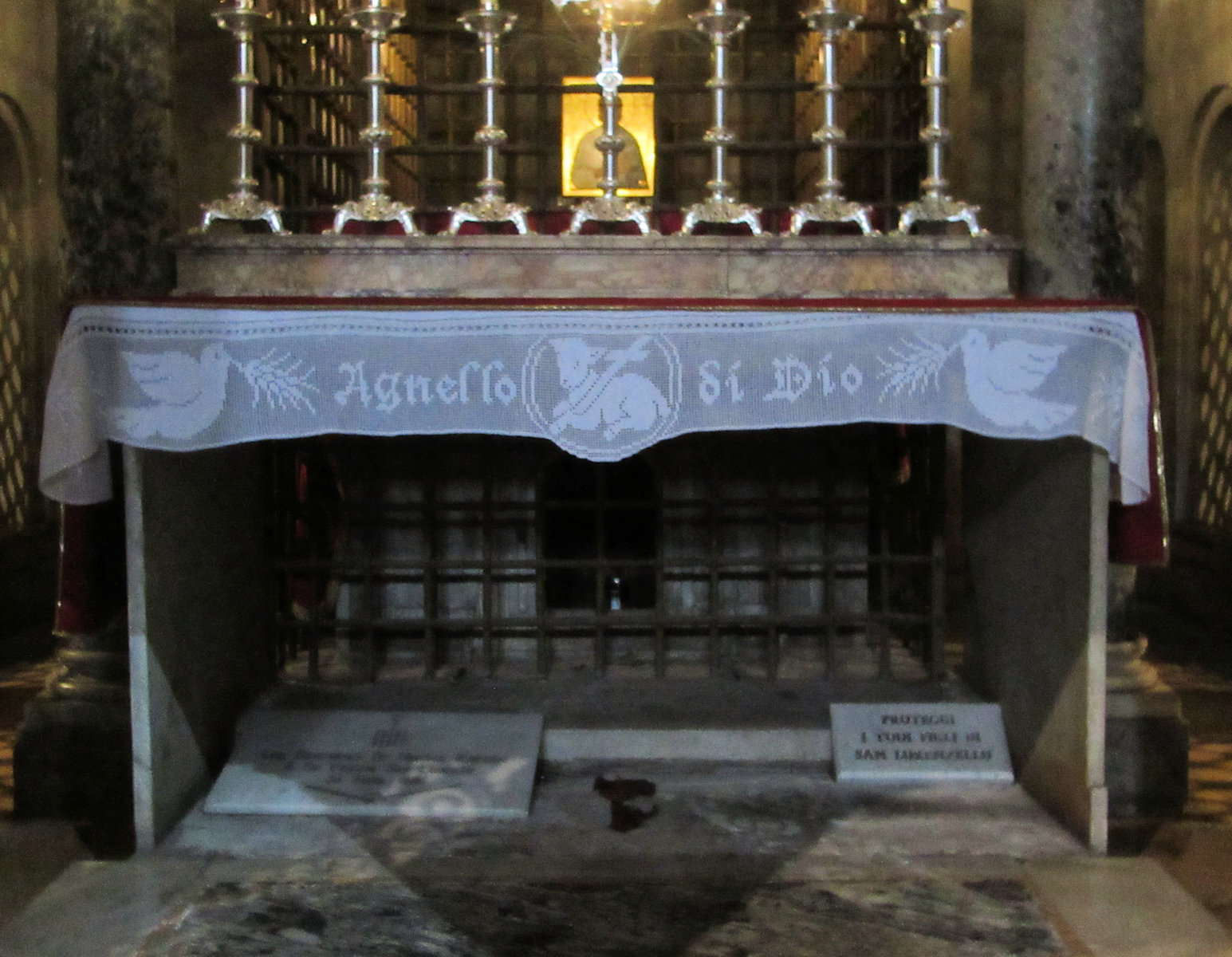 Grab von Laurentius und Stephanus, in dem auch Justinus liegt, in der Krypta der Kirche San Lorenzo fuori le Mura in Rom