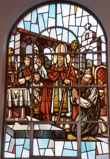 modernes Glasfenster: Bonifatius weiht das Kloster und Abt Sturmius, in der Bonifatius-Kirche in Sea Cliff auf Long Island bei New York in den USA