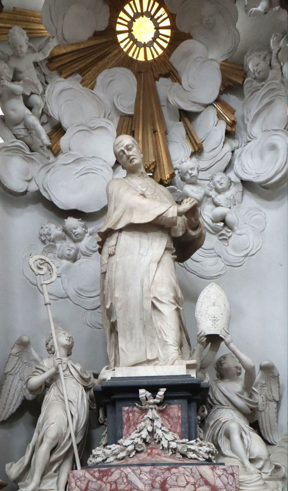 Statue am ihm geweihten Altar im Dom in Fulda