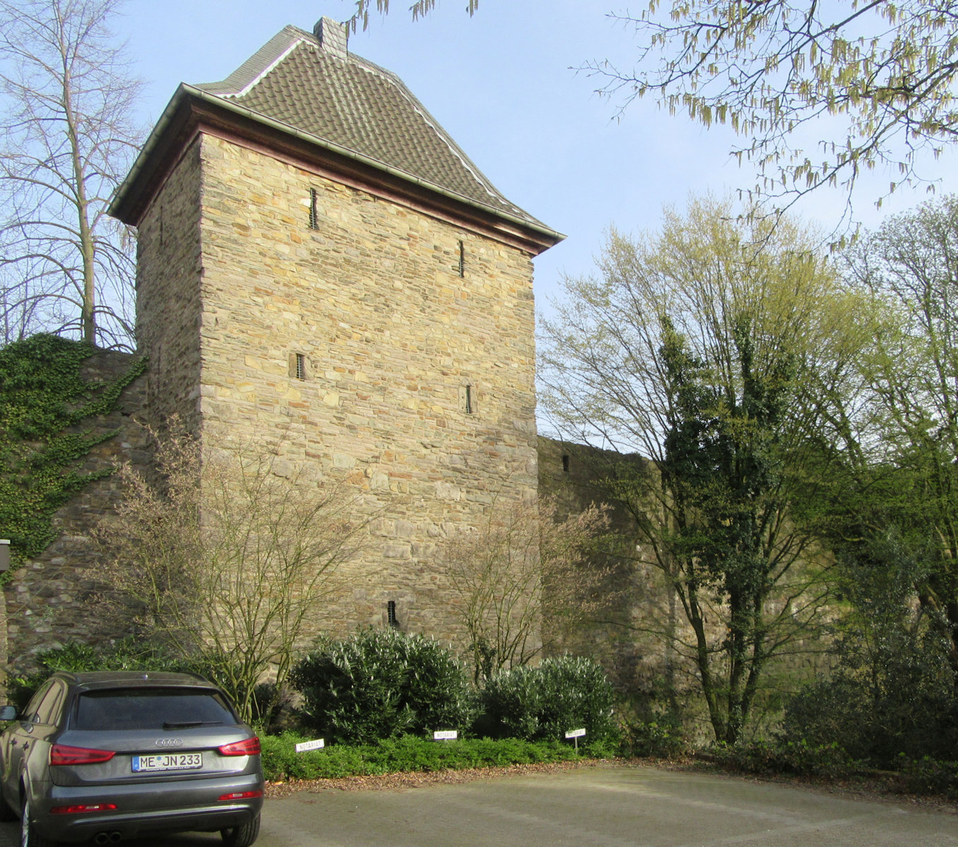 Trinsenturm, gebaut 1474, ein Teil der erhaltenen Stadtmauer in Ratingen bei Düsseldorf