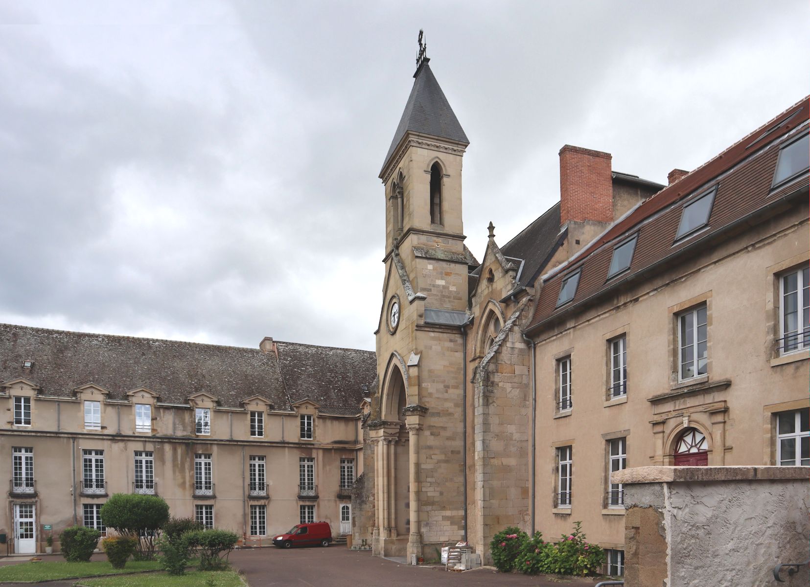 Kirche und Schulen auf dem Gelände des ehemaligen Klosters Saint-Andoche in Autun