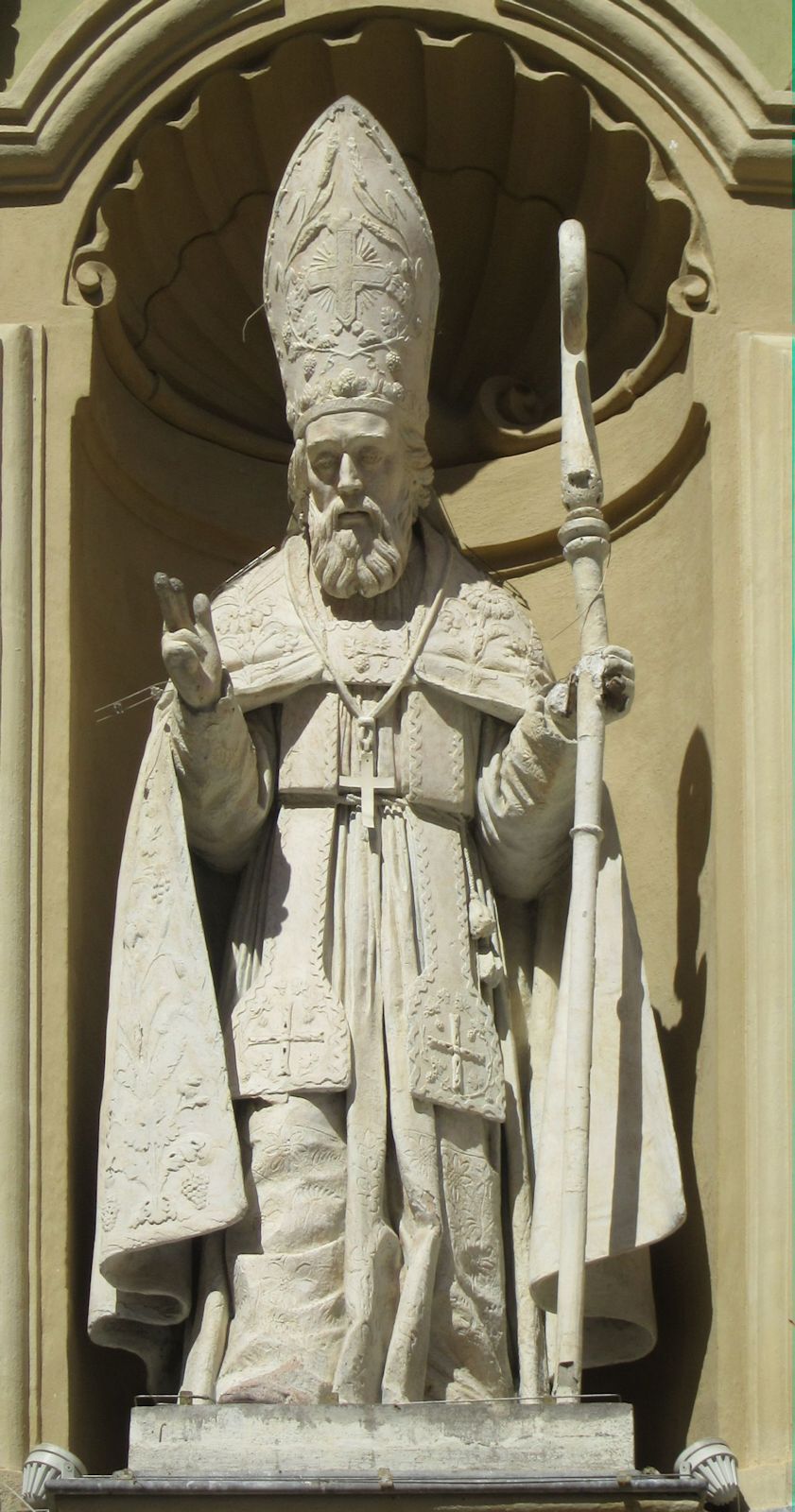 Statue an der Kathedrale in Nizza