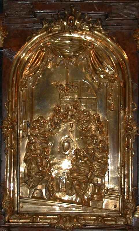 Tabernakel, vergoldete Silbertreibarbeit von J:G:T: das letzte Abendmahl, um 1755, in der Piaristenkirche Maria Treu in Wien