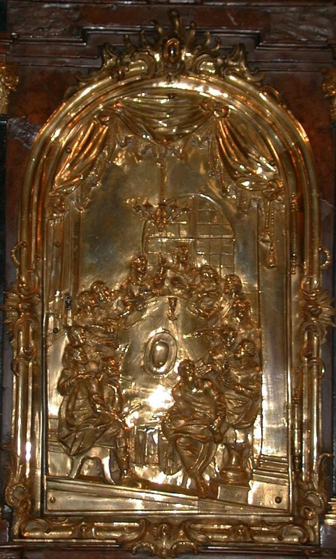 Tabernakel, vergoldete Silbertreibarbeit von J:G:T: das letzte Abendmahl, um 1755, in der Piaristenkirche Maria Treu in Wien