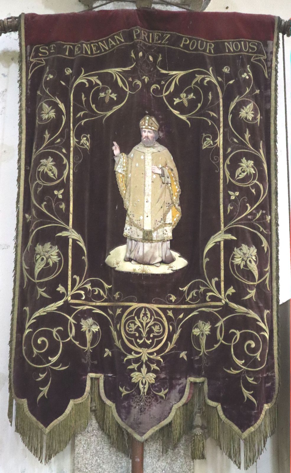 Wallfahrtsbanner in der Kirche in La Forest-Landerneau