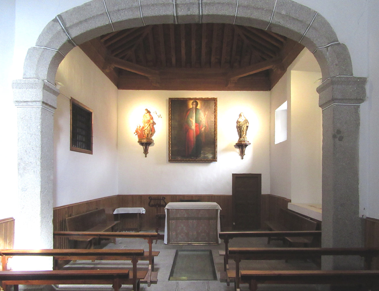 Kapelle in der Klosterkirche San José in Ávila, die die erste Kirche des Klosters war. Das Bild zeigt Paulus. Am Gitter unten rechts hielt sich Theresa oft fest, wenn sie in Ekstase war.