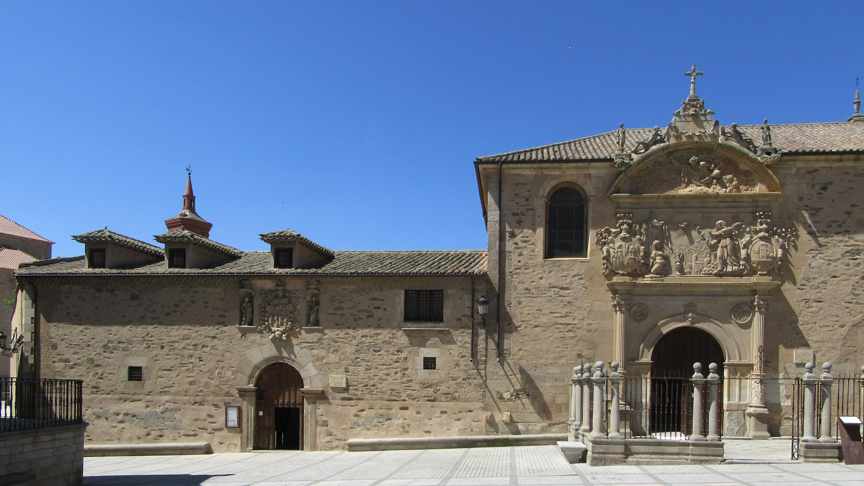 Kloster (links) und Eingang zur Kirche in Alba de Tormes