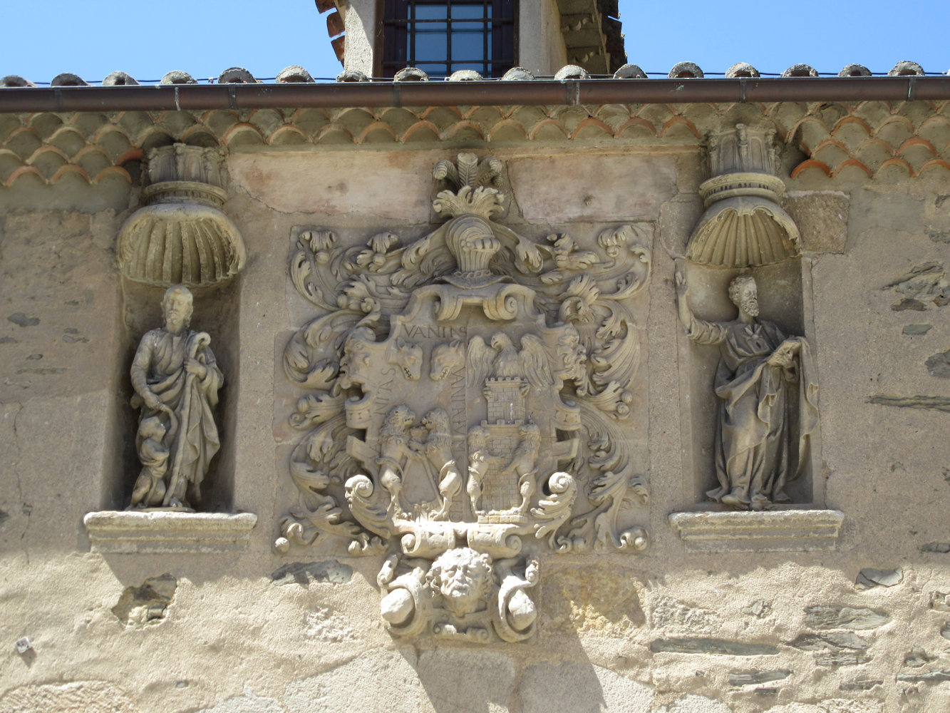 Wappen über dem Einganz zur Klosterkirche in Alba de Tormes
