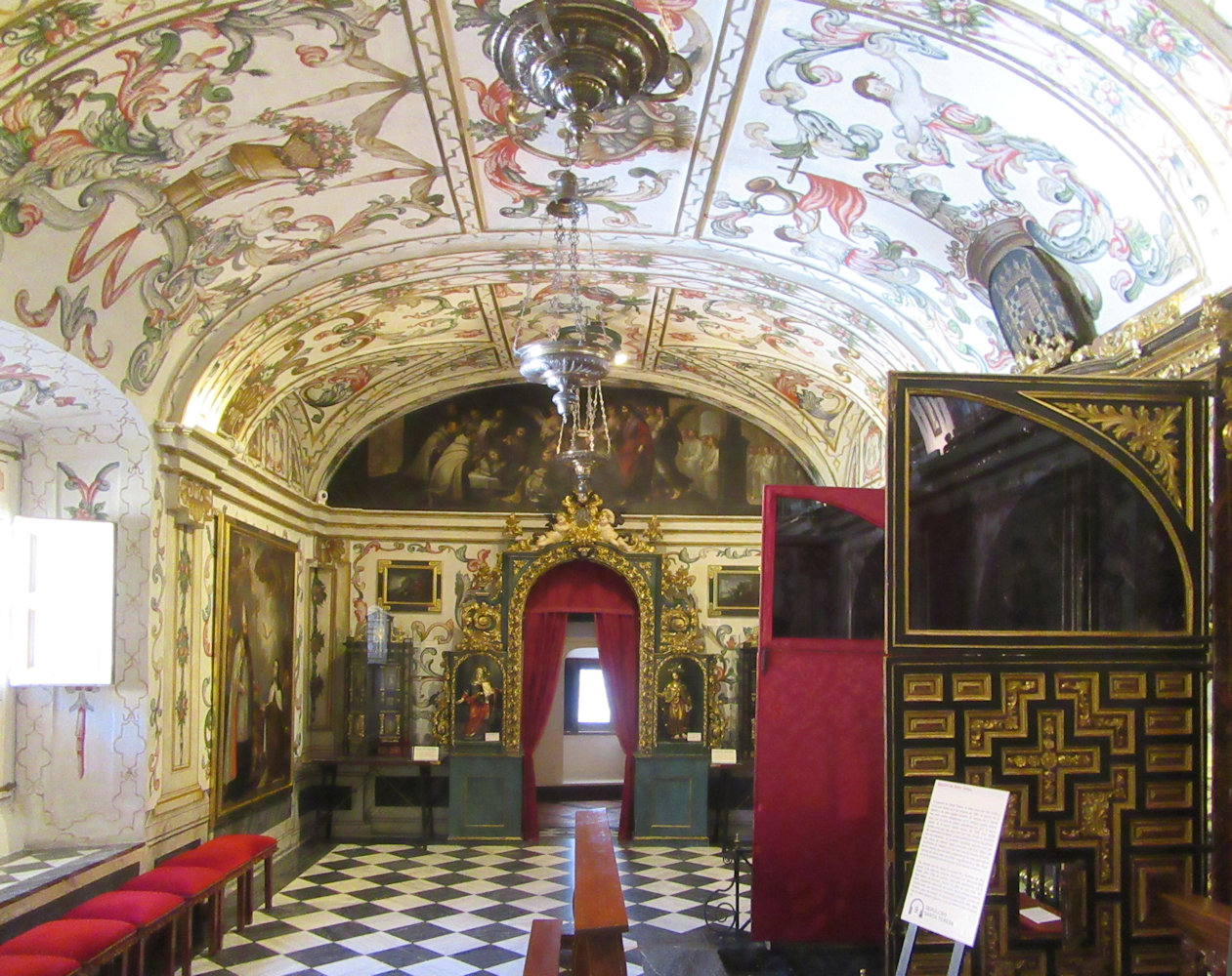 Kapelle mit dem Zugang zur Rückseite von Theresas Sarkophag, im Museum in Alba de Tormes