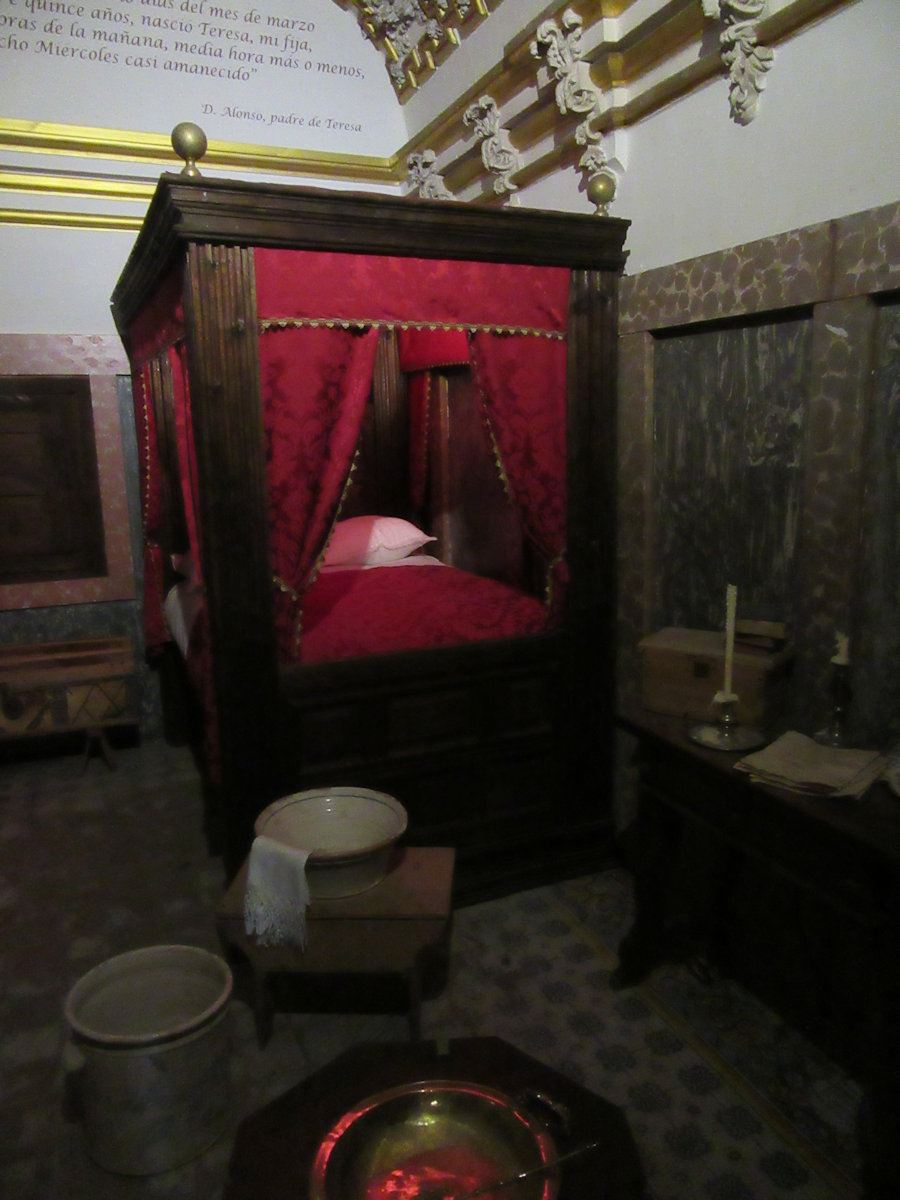 Das Schlafzimmer von Theresas Eltern, in dem sie - jedenfalls der Überlieferung zufolge - geboren wurde, in der Geburtskapelle der der Klosterkirche La Santa am Ort des Geburtshauses in Ávila