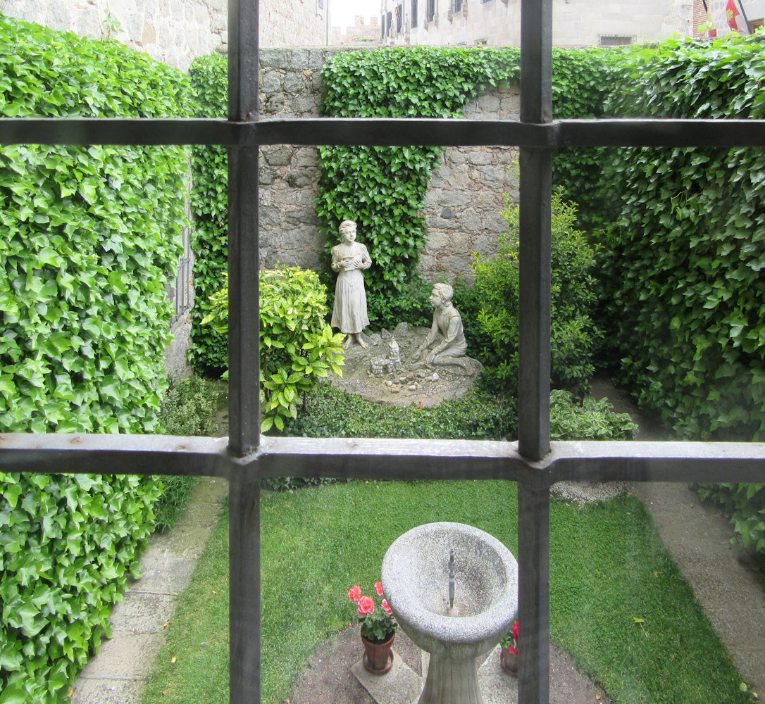 Der Garten, in dem Theresa als Kind spielte, neben der Geburtskapelle der der Klosterkirche La Santa am Ort des Geburtshauses in Ávila