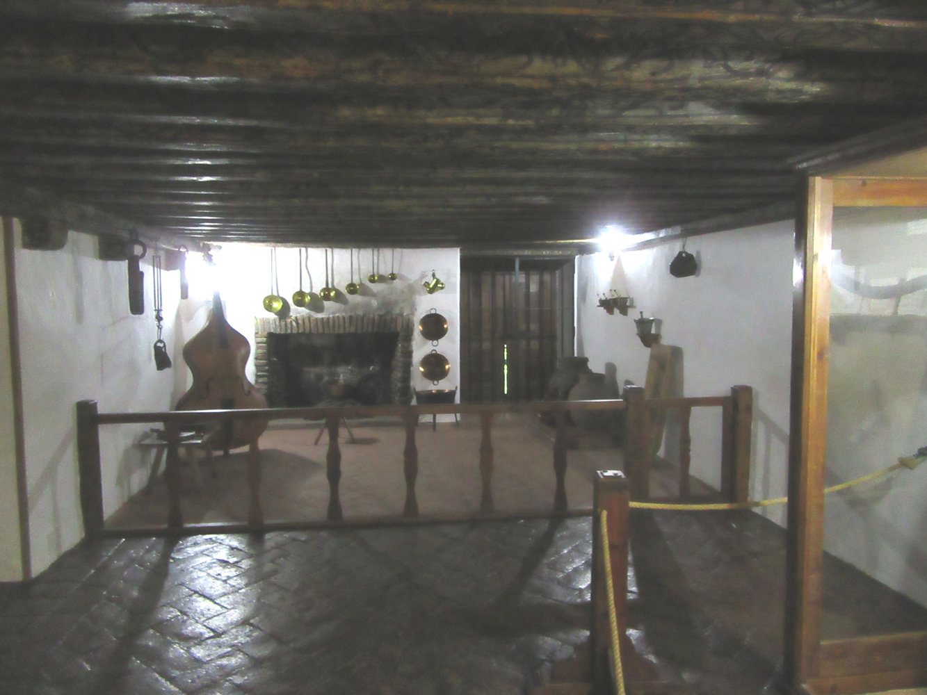 Große Klosterzelle mit je eigener Küche, wie sie vor der Ordensreform üblich war, im Museum im Karmelitinnenkloster de la Encarnación in Ávila