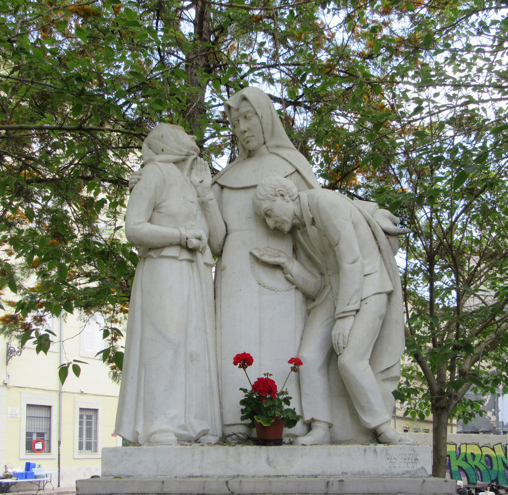 Denkmal vor dem Altenheim der „ leinen Schwestern für die verlassenen Alten” in Valencia