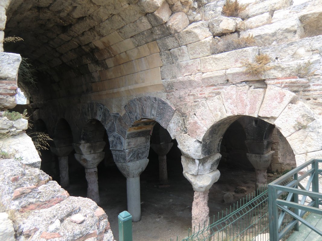 Neben der Höhle wurden zwei offene und drei gedeckte Zisternen errichtet, von den letzteren ist diese erhalten