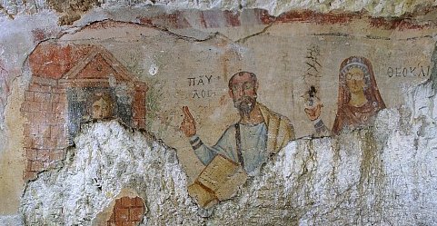 Malerei: Paulus (Mitte) lehrt Thekla (links auf dem Balkon ihres Hauses), deren Mutter Theoklia (rechts) hört zu, 5. Jahrhundert, in der Paulus-Grotte bei Ephesus - den heutigen Ruinen bei  Selçuk