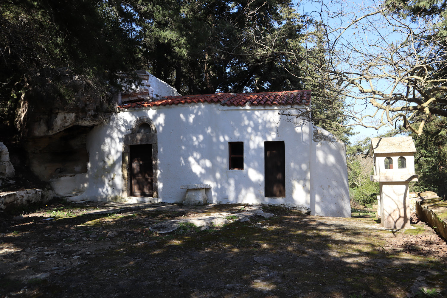 Die (links) in den Felsen hineingebaute Kirche der <q>fünf Jungfrauen</q> in der Nekropole der antiken Stadt Lappa