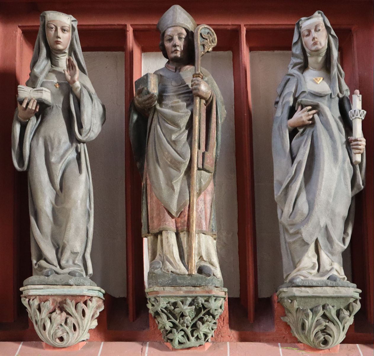 Statuen: Thekla (links) mit Bonifatius (Mitte) und Lioba von Tauberbischofsheim (rechts), in der Stadtpfarrkirche St. Andreas in Ochsenfurt