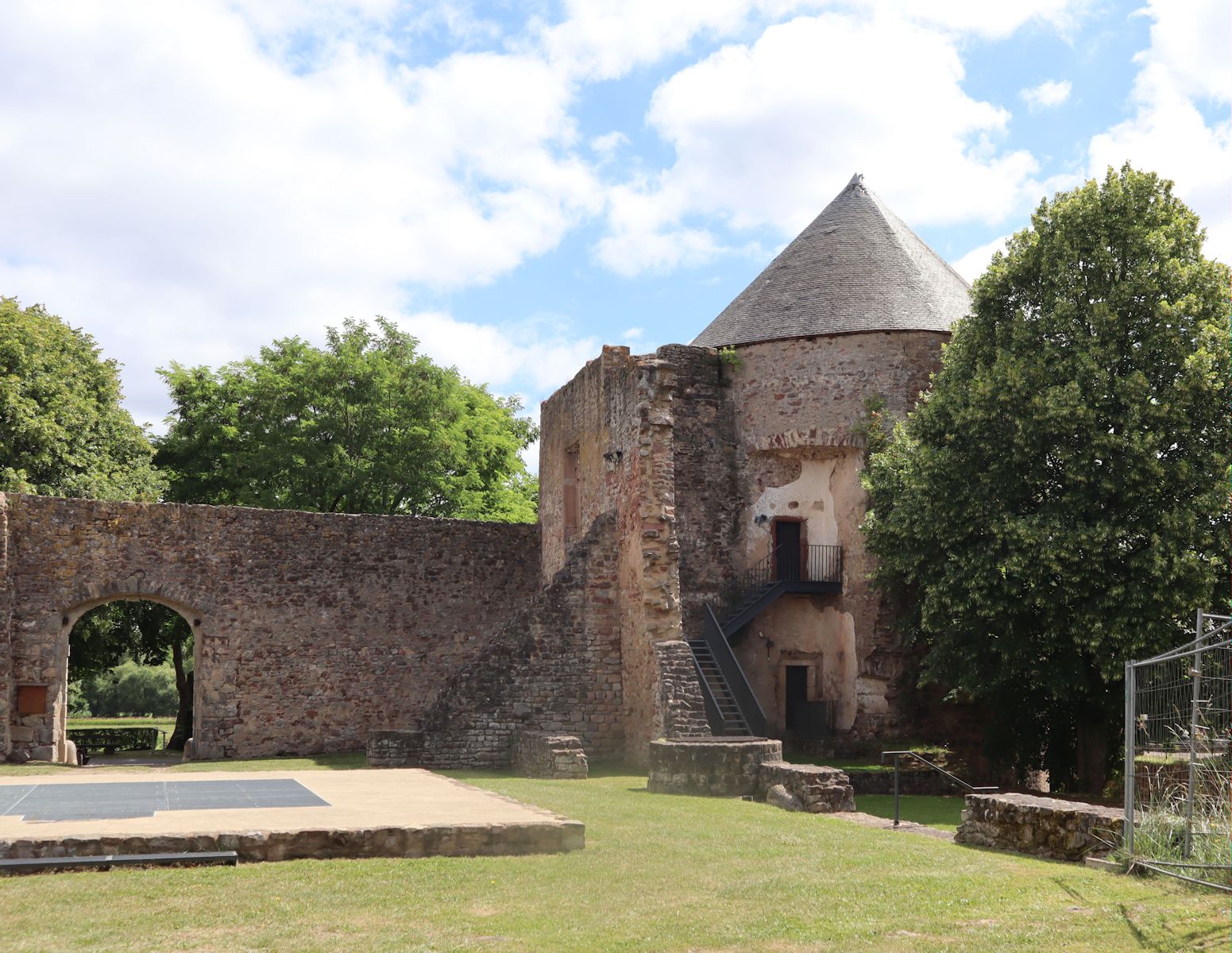 Reste der Burg in Pettingen