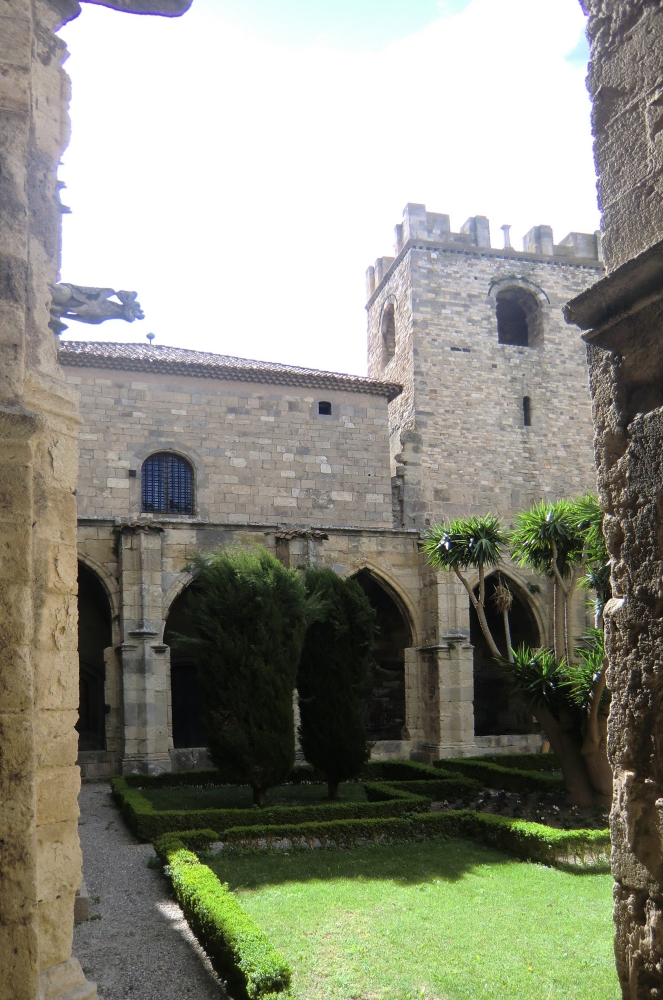 Kreuzgang an der Kathedrale in Narbonne, errrichtet ab 1349 an der Stelle, an der die von Theodard gebaute Kirche stand, deren Turm erhalten ist