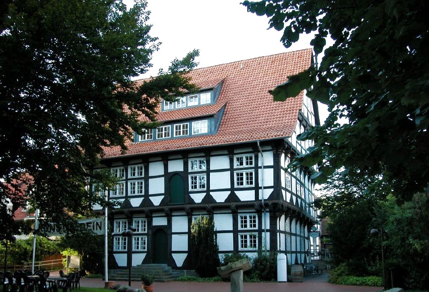 Wohnhaus der Äbtissin des Kloster Wunstorf bis 1552, errichtet in der ersten Hälfte des 16. Jahrhunderts, heute u. a. Stadtbibliothek
