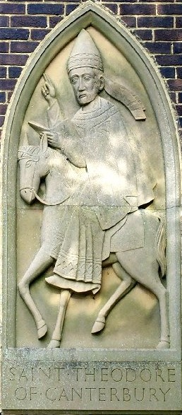 Skulptur an der Theodor geweihten katholischen Kirche in Crawley in West Sussex
