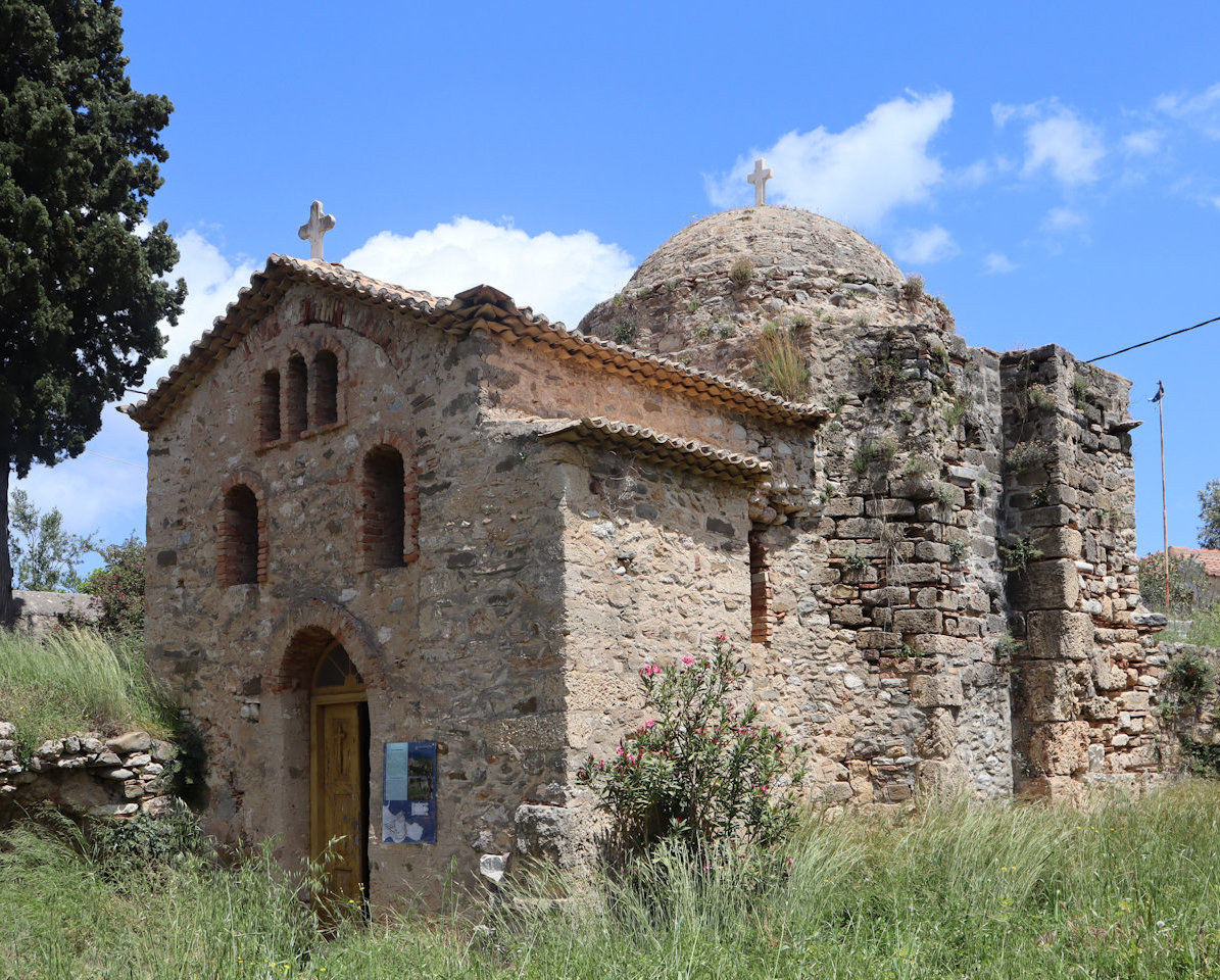 Kirche auf Mauern und Grundmauern der früheren Bischofs-Basilika neben der Festung in Koroni aus dem 8./9. Jahrhundert, damals der Gottesmutter geweiht, seit dem 19. Jahrhundert ”Hagia Sophia” genannt