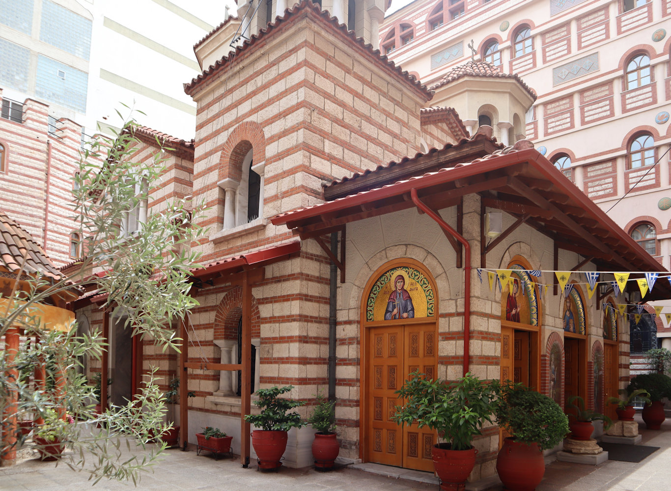 Katholikon des Theodora-Klosters mitten in den hohen Häusern der Unterstadt in Thessaloniki, wobei die Klosterräume selbst auch einen Wohnblock bilden