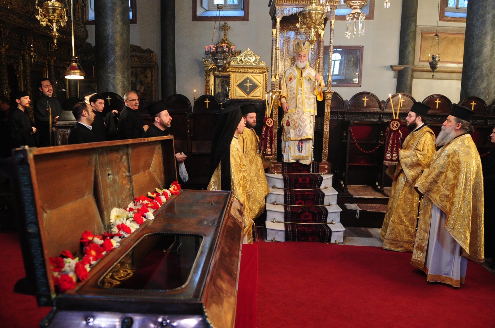 Metropolit Milet, Archimandrit des Anastasia-Klosters in Vasilika, mit den Reliquien von Theophano in der Georgs-Kirche im Stadtteil Phanar / Fener in Konstantinopel im Jahr 2011