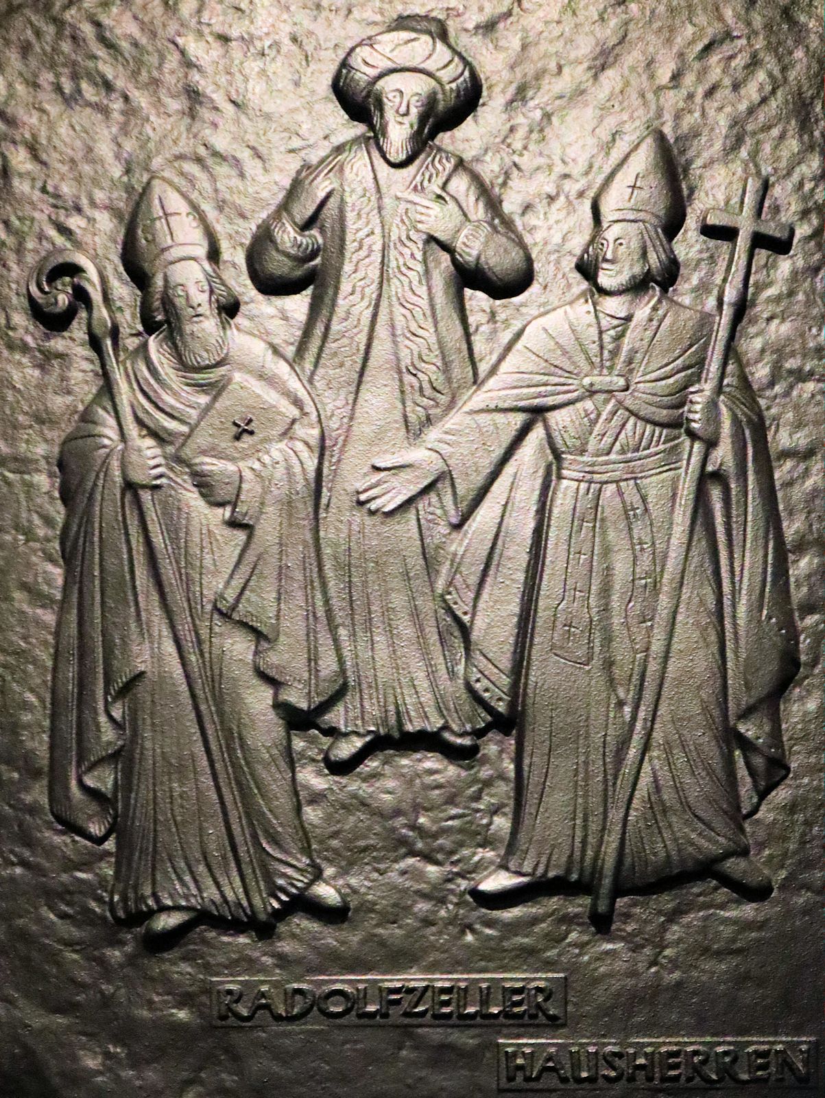 Relief:  Zeno, Synesius und Theopompus, in der Kirche San Silvestro des Klosters in Nonàntola
