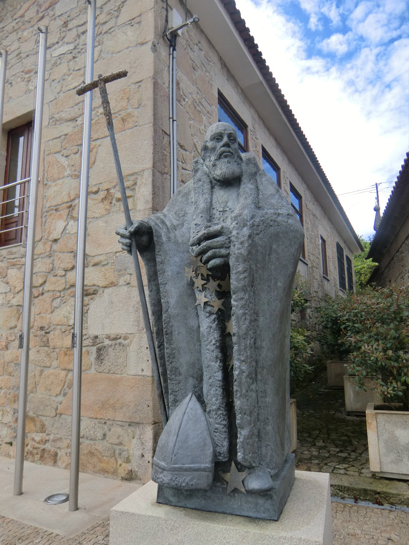 Statue vor der Theotonius geweihten Kapelle an der Stelle seines Geburtshauses in Ganfei Valença