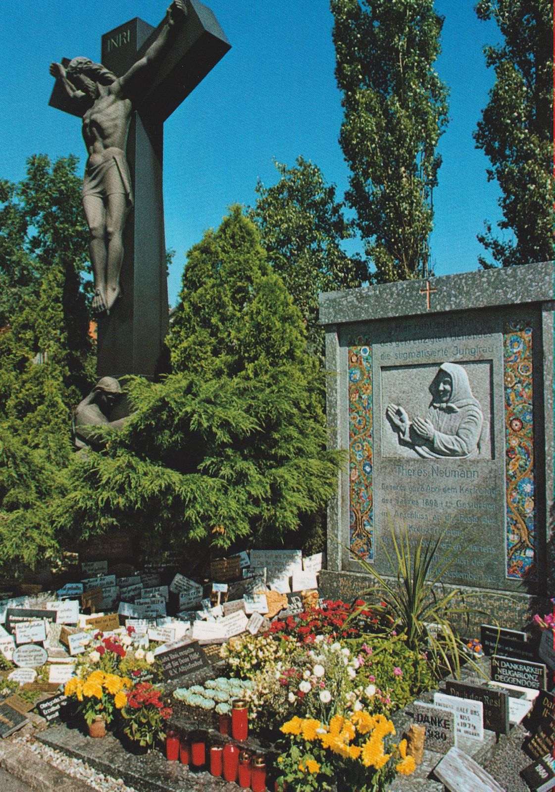 Therese Neumanns Grab auf dem Friedhof in Konnersreuth