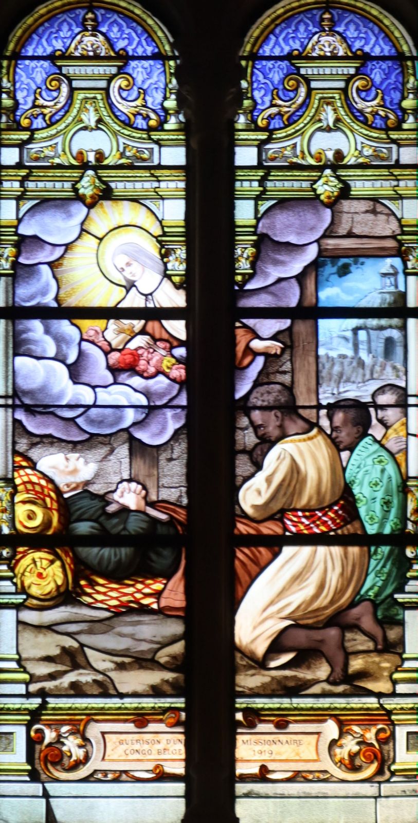 Glasfenster: Theresia erscheint einem im damals belgischen Kongo erkrankten Missionar, der daraufhin geheilt wird, in der Kapelle des Klosters der Unbeschuhten Karmelitinnen in Lisieux