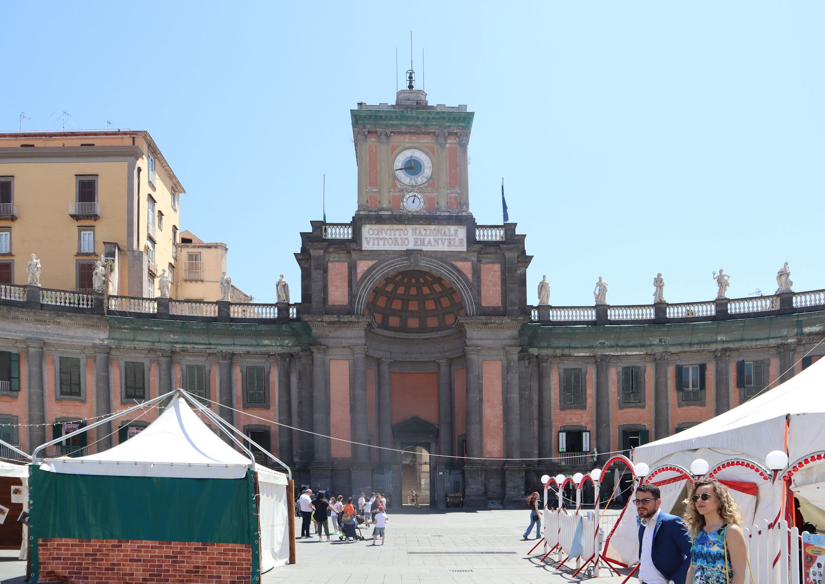 Fassade des Nationalen Internats an der Stelle des ehemaligen Klosters San Sebastiano in Neapel