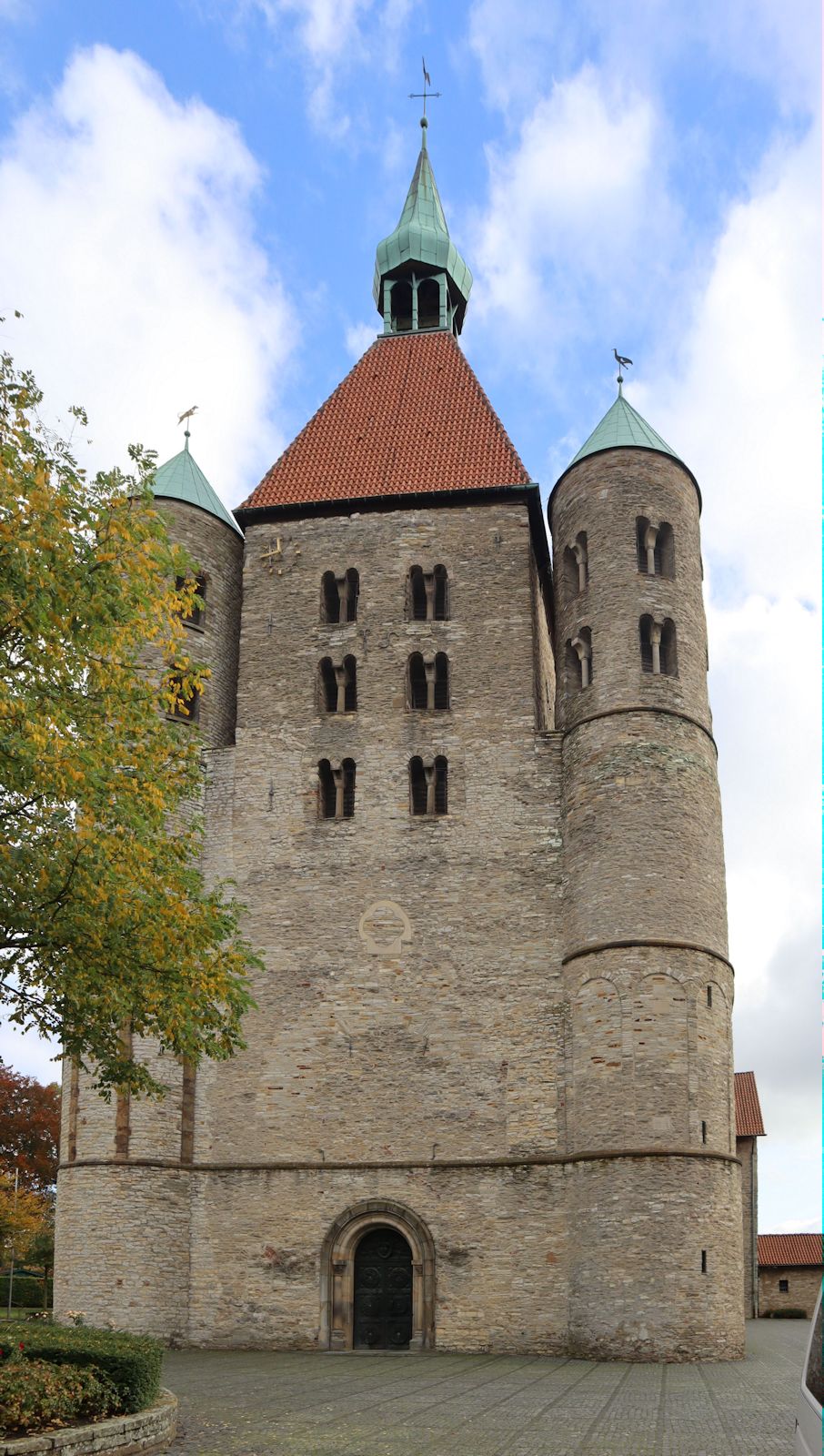 Taufstein, 12. Jahrhundert, in der Bonifatius geweihten Kirche des ehemaligen Stifts Freckenhorst