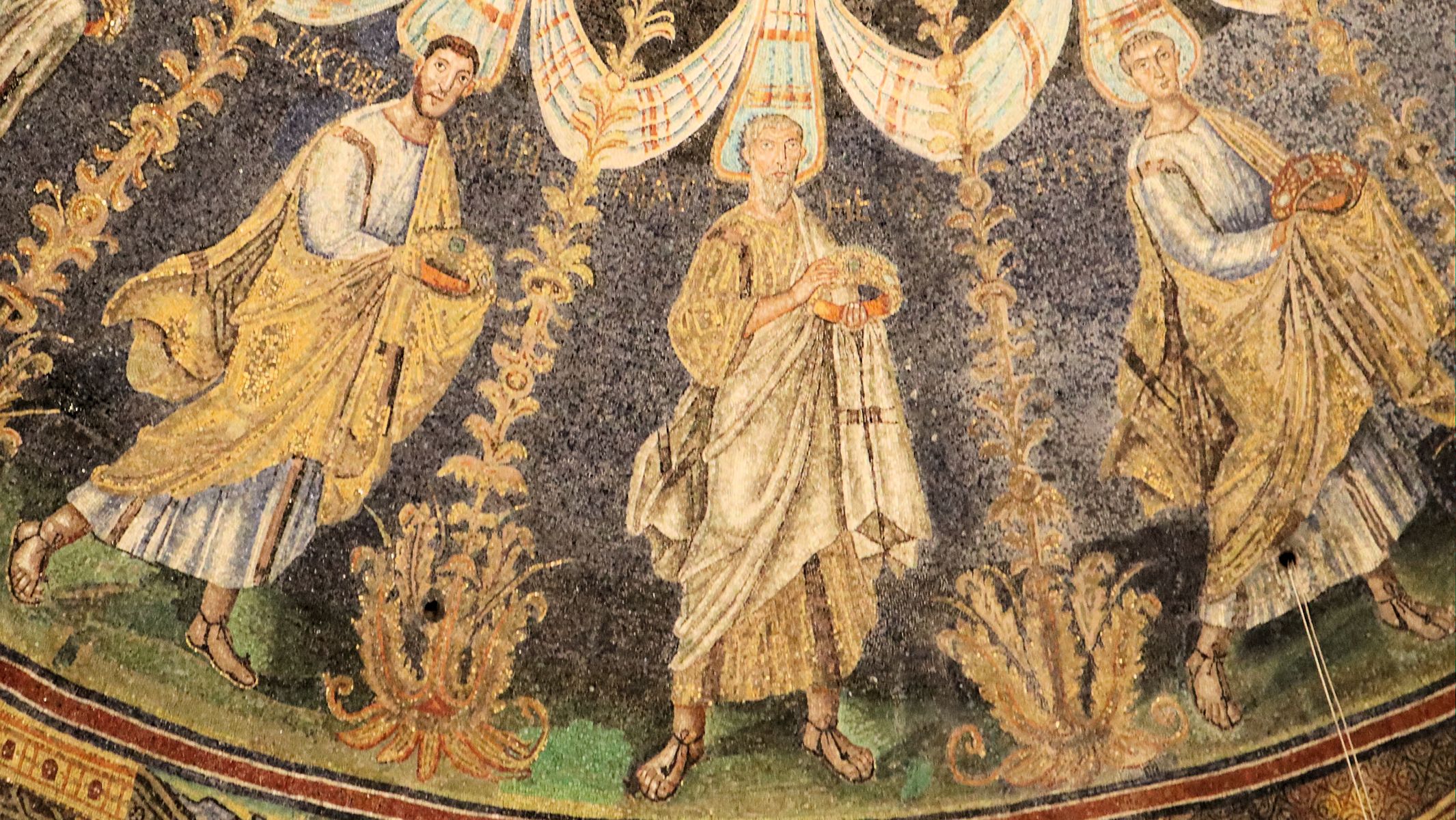 Thomas (rechts) mit Jakobus der Ältere (links) und Matthäus, Mosaik der Apostel im Baptisterium „des Neon” an der Kathedrale in Ravenna