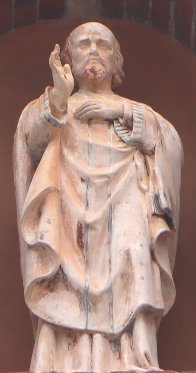 Statue an einem Haus gegenüber der Kirche in Biville