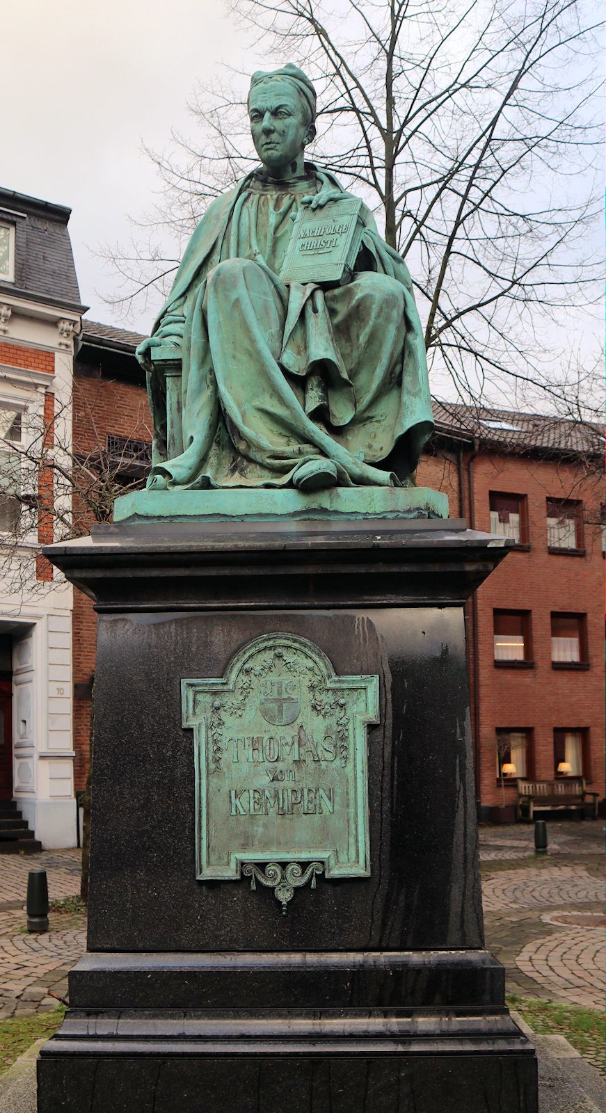 Denmal neben der Propsteikirche St. Mariä Geburt in Kempoen