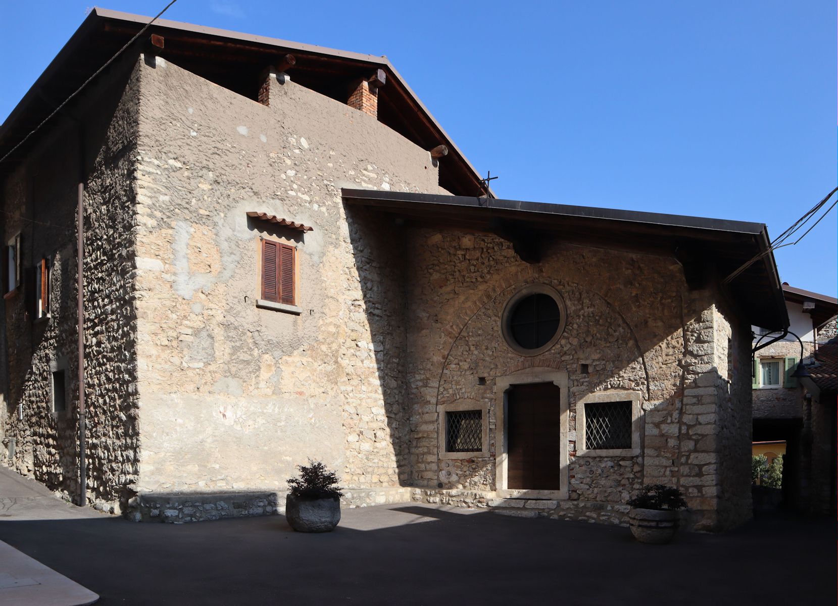 Thomas' Geburtshaus mit der wohl schon 1296 daran angebauten Kirche Santissima Trinità in Olera