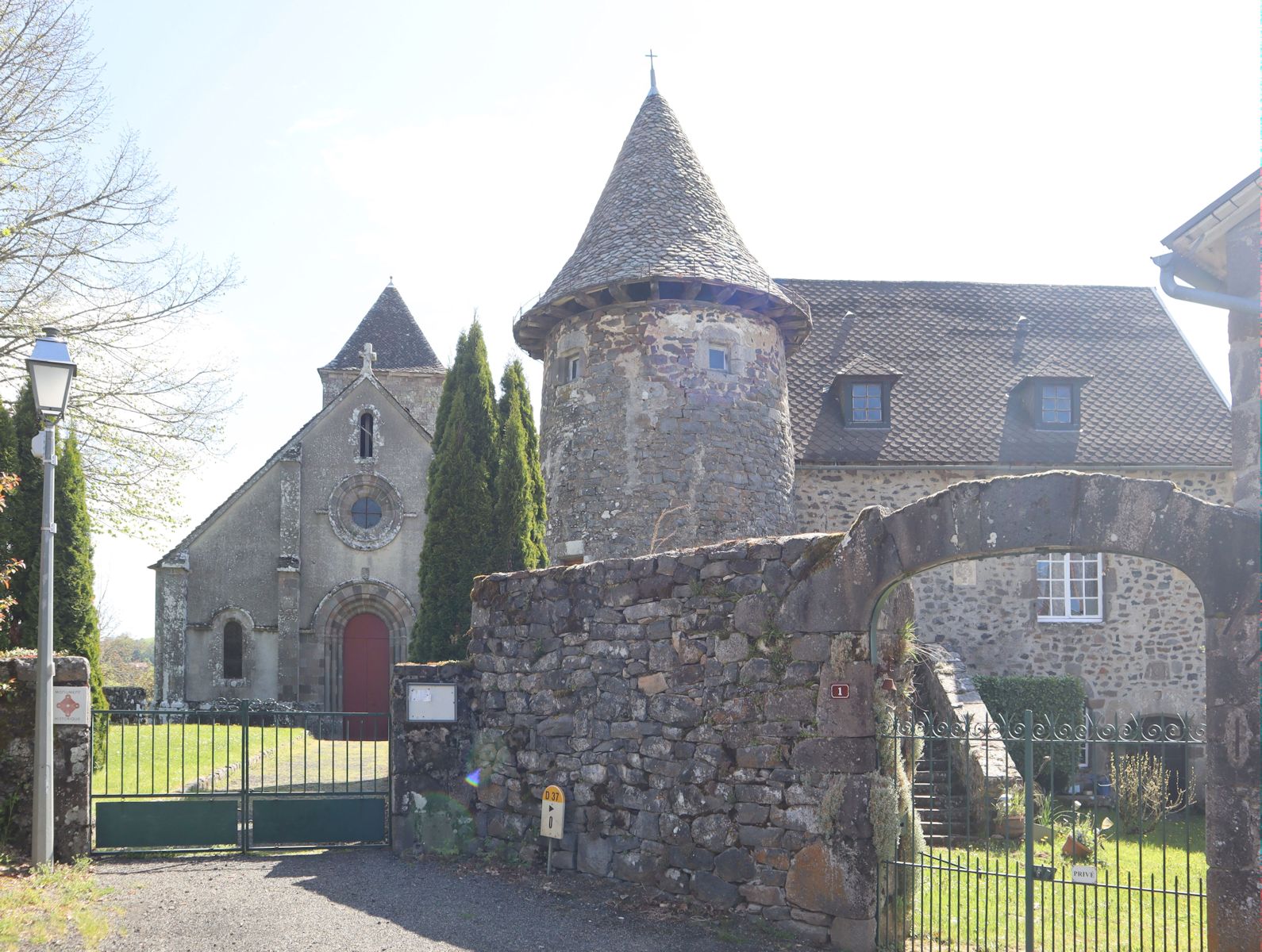 Kirche und Reste des Klosters in Brageac
