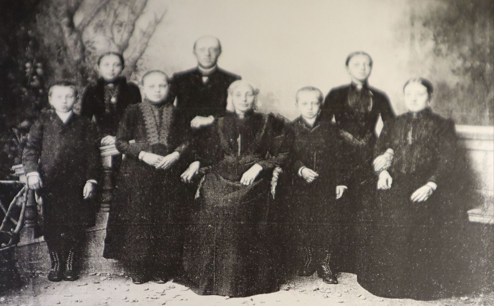 Anno Sjoerd Brandsma (links) mit Eltern und Geschwistern, Bild in der Titus-Brandsma-Gedächtniskirche in Nijmegen