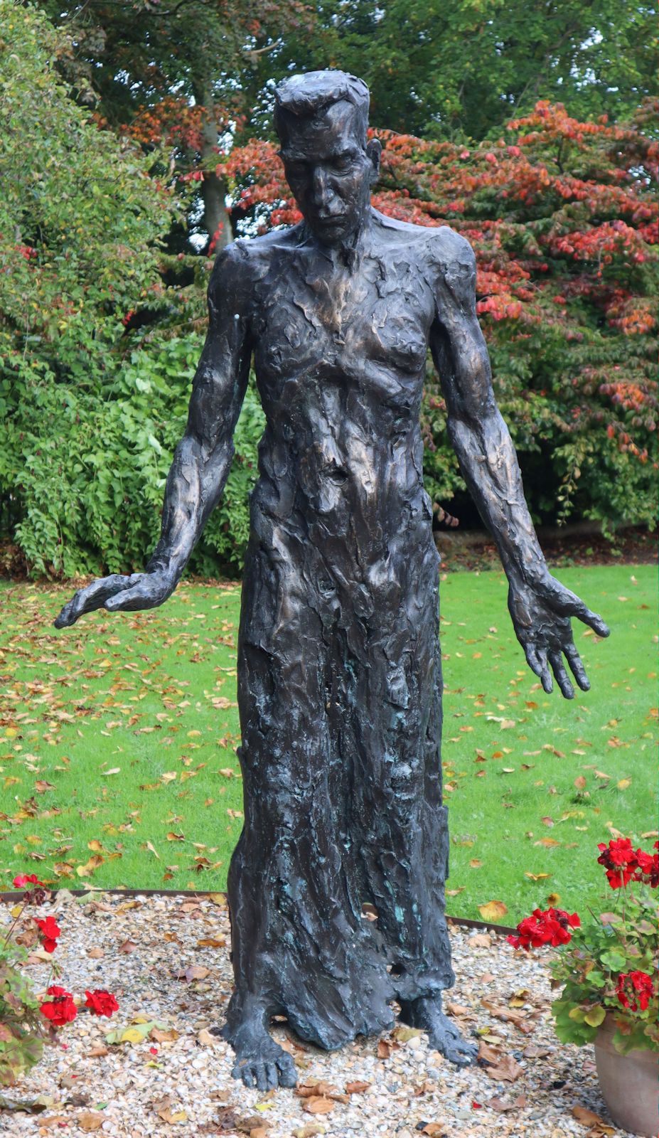 Natasja Bennink: Statue, 2004, vor derBonifatiuskapelle in Dokkum