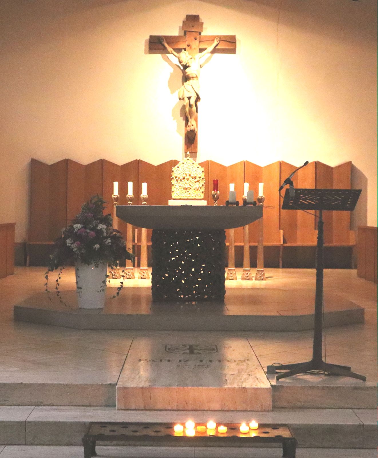 Grab und Reliqiar in der Kapelle des Kollegs St. Thomas in Vechta