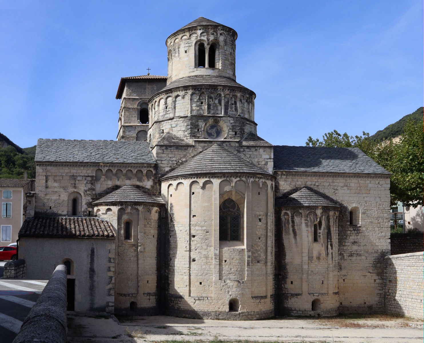 tief unter dem Straßenniveau: frühere Kloster- und heutige Pfarrkirche in Cruas