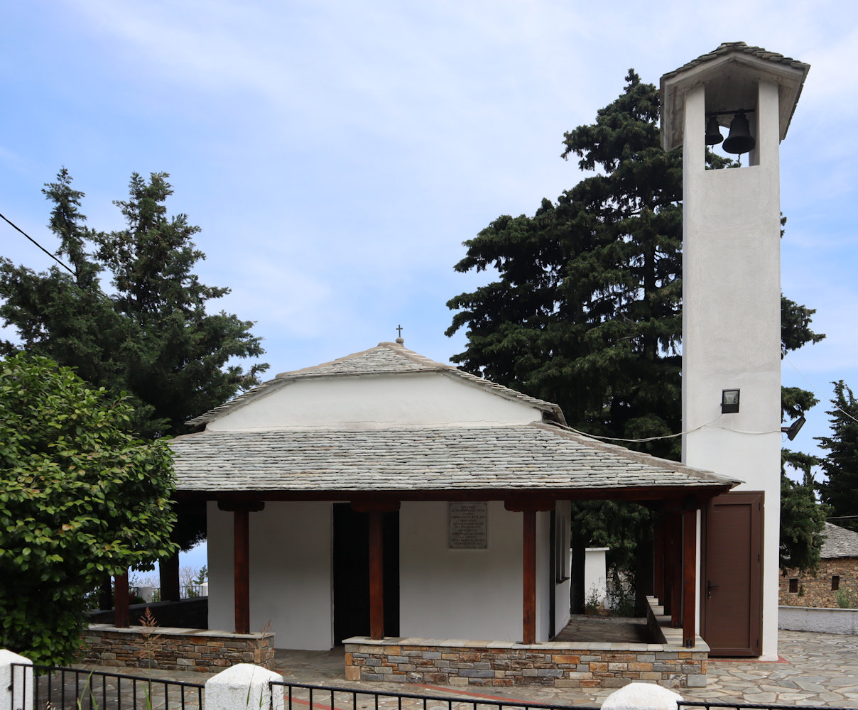 die 1981 neu erbaute, Triandaphyllus geweihte Kirche in Zagora, dahinter das 1762 erbaute Schulgebäude