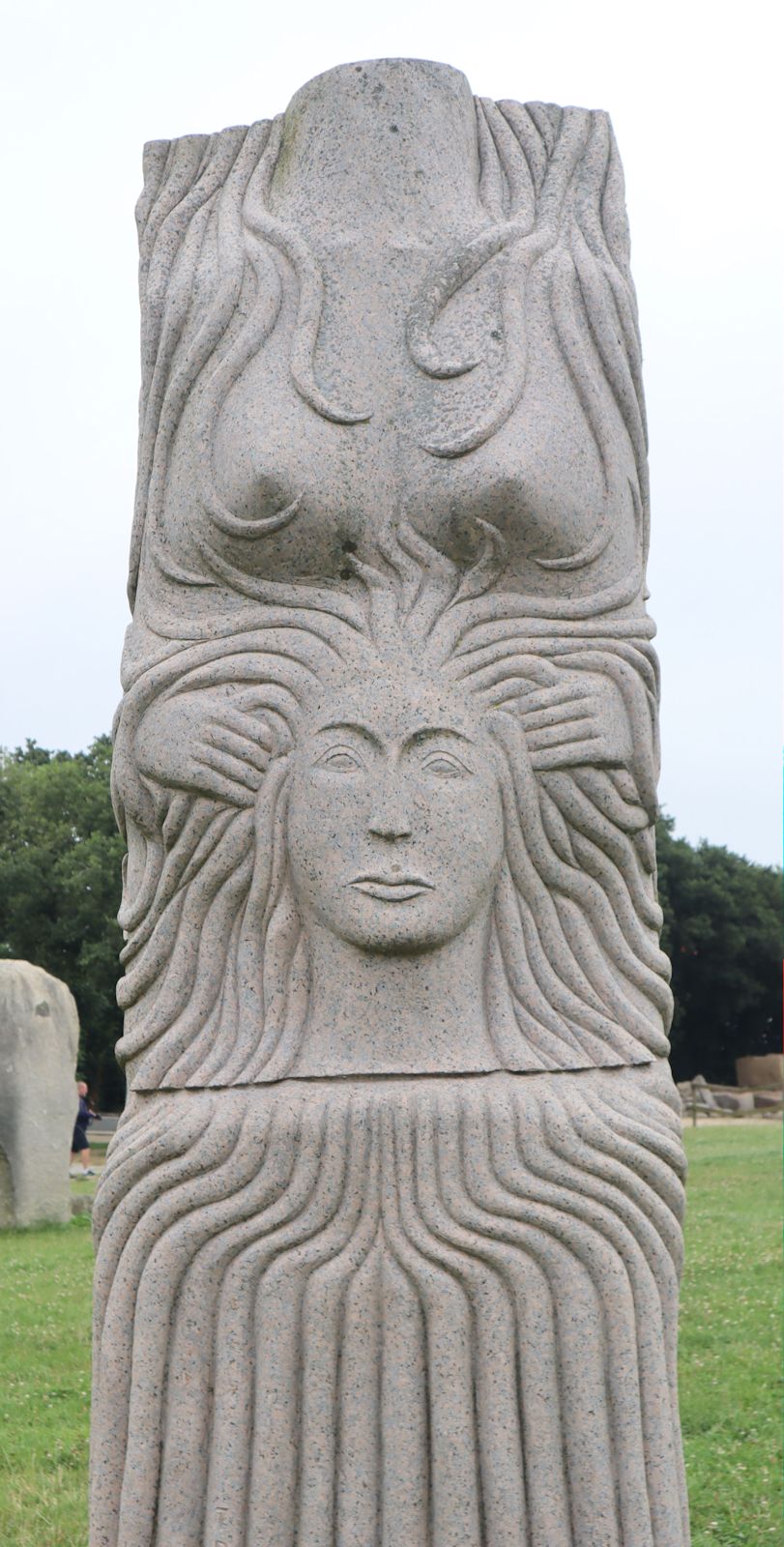v, im „Vallée des Saints” nahe Carnoët bei Saint-Brieuc