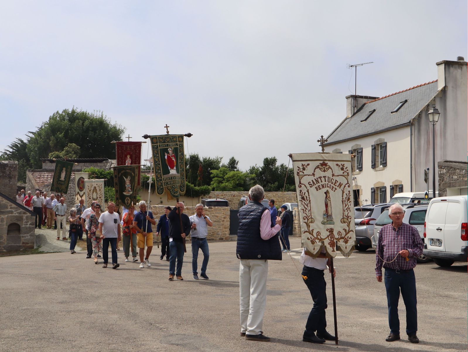 Proession - in der Bretagne „Pardon” genannt, also genau genommen „Bittgang um einen Ablass” -, zu Ehren von Tujan an der Kapelle Saint-Tugen in Primelin