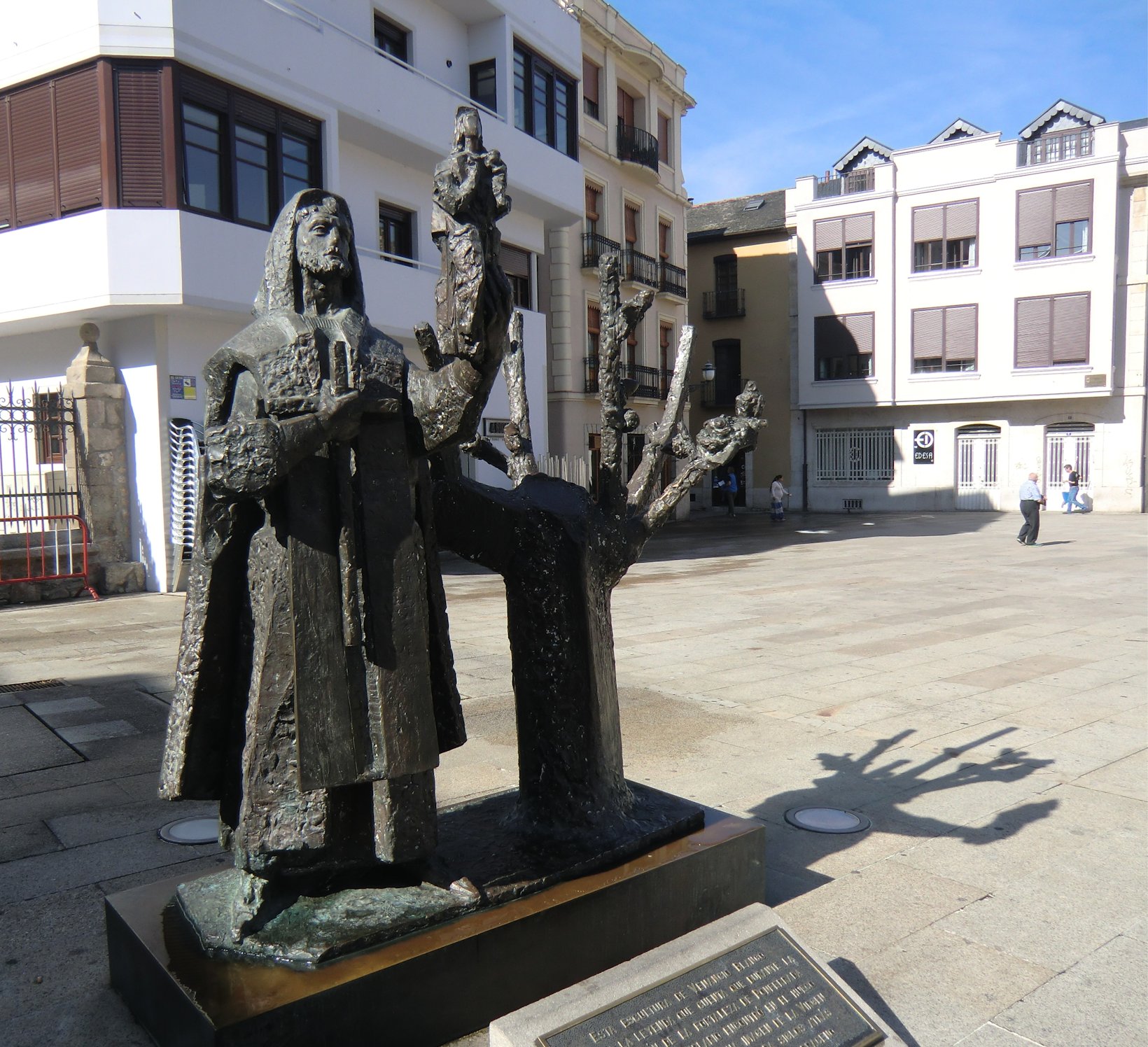 Venacio Blanco: der Templer findet die unter einer Steineiche versteckte Marienstatue, moderne Skulptur vor der Kirche Nuestra Señora de la Encina in Ponferrada